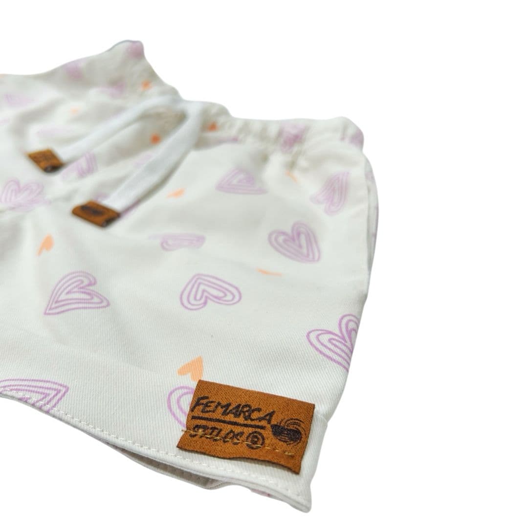 Short Niña Corazones fondo rosa claro