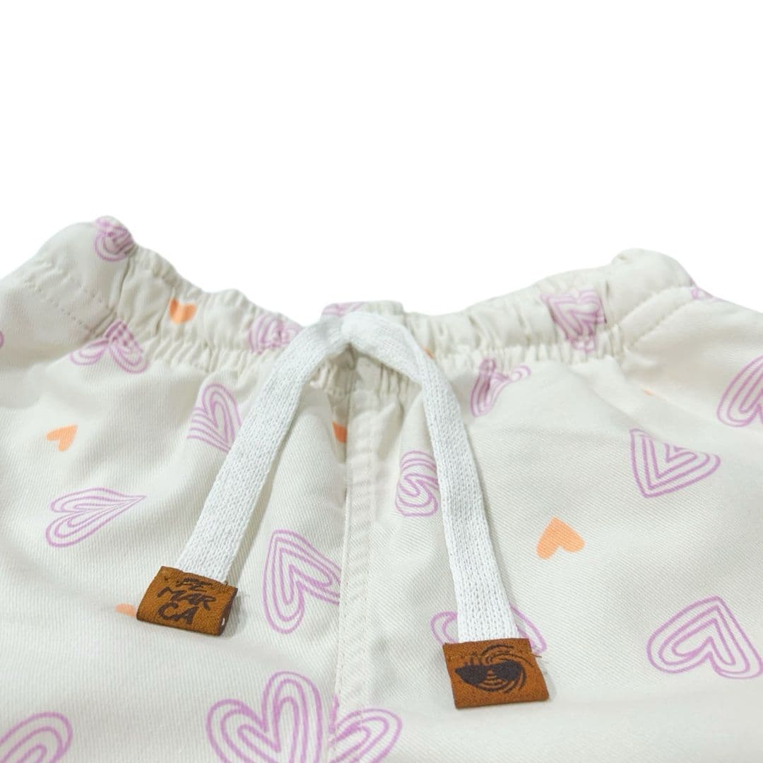 Short Niña Corazones fondo rosa claro